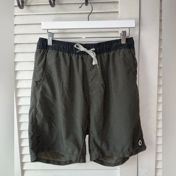 Vuori Kore Shorts Mens Large Olive Black Stripe 7.5” Inseam Lined Athletic Gym - Picture 2 of 6